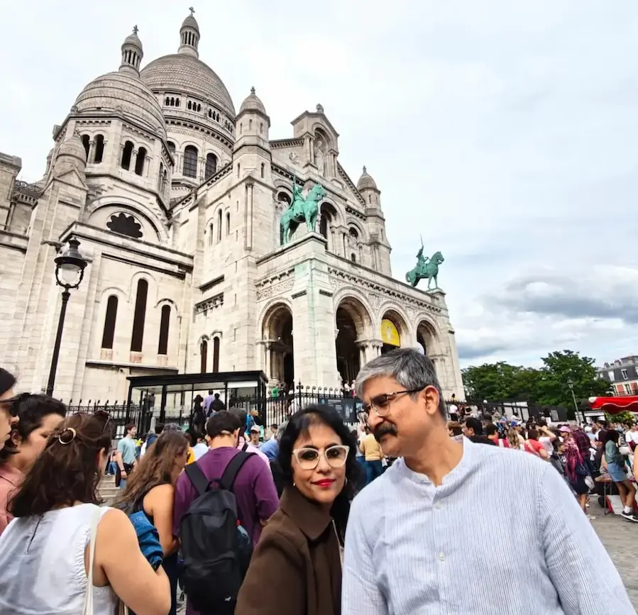 Tourists at the iconic Sacré-Cœur Basilica, Monmartre, Paris